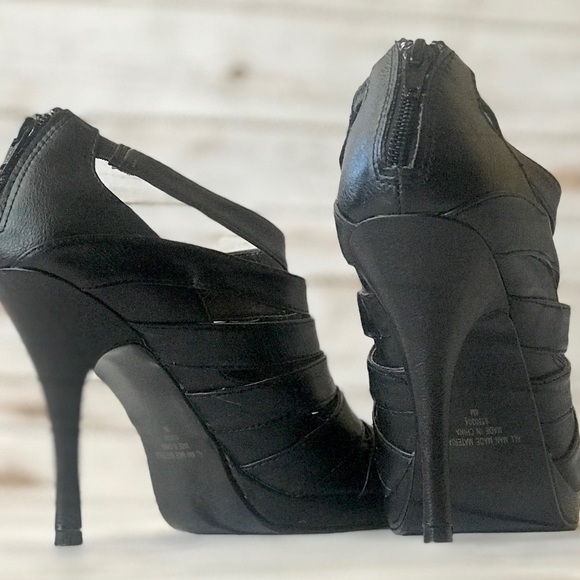 Strappy Caged Sandals. - Picture 3 of 7